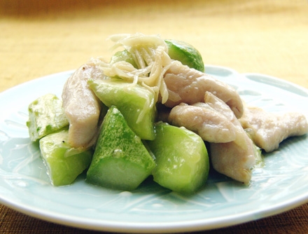 半白きゅうりと大和肉鶏の炒め物　新生姜の風味