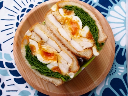 大和肉鶏と菊菜のサンドイッチ